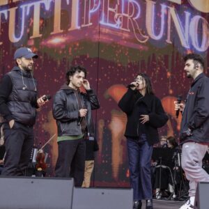 Ignazio Boschetto Instagram - Soundcheck #Tuttiperuno con @amorosoof, @claudiobaglioniofficial, @gaetanocurreri_official, @degregoriofficial, @giorgiaofficial, @giorgiopanarielloreal, @mara.sattei, @vecchioniofficial

Appuntamento a stasera, in prima serata Canale 5.