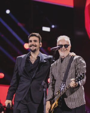Ignazio Boschetto Instagram - "Tu, chi mi brucia sei tu
E anche la mia marcia in più
Ed un po' di follia
Quanto basta perché tu
Come lei, non sei mia
Se mi fai l'amore ti canterò
Come se fossi una canzone”

Ignazio e @umbertotozziofficial  cantano “Tu” a #TuttiPerUno.