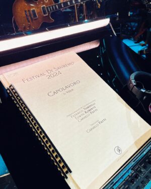 Ignazio Boschetto Instagram - "Cadi dal cielo come un capolavoro,
Prima di te non c’era niente di buono."

#Sanremo2024 #Capolavoro 🌟