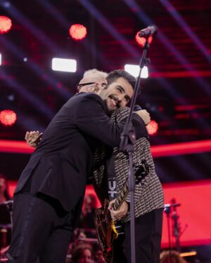 Ignazio Boschetto Instagram - "Tu, chi mi brucia sei tu
E anche la mia marcia in più
Ed un po' di follia
Quanto basta perché tu
Come lei, non sei mia
Se mi fai l'amore ti canterò
Come se fossi una canzone”

Ignazio e @umbertotozziofficial  cantano “Tu” a #TuttiPerUno.