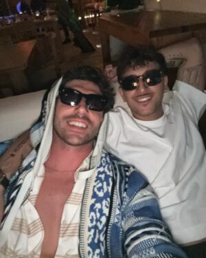 Ignazio Moser Instagram - Contro ogni pronostico 
Contro ogni aspettativa 
Contro ogni speranza
E senza alcun morto e ferito grave… SIAMO SOPRAVVISSUTI 😎 

Grazie a tutte le persone che mi vogliono bene che hanno reso così speciali questi giorni insieme e grazie a @nottedaleonitalia per essere riusciti a gestire 20 bestie libere su un’isola 😂
