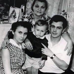 Igor Nikolayev Instagram - Папа, спасибо за жизнь! За любовь к поэзии, к творчеству! Сегодня ему исполнилось бы 88. Но не исполнилось. Не стало в 1981-м. Ему было всего 45. Помню и очень люблю! На фото я с мамой, папой и бабушкой #юрийниколаев #игорьниколаев #светлананиколаева #александраниколаева
