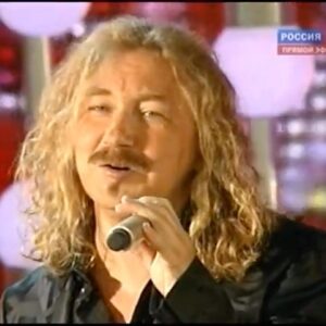 Igor Nikolayev Instagram - «НАШИ ЛЮБИМЫЕ»(музыка - Давид Тухманов, стихи - Игорь Шаферан)
Сегодня День рождения Давида Фёдоровича Тухманова, блестящего композитора с неповторимым творческим почерком, ошеломляющими работами (чего только стоит альбом «По волне моей памяти»!), а какие хиты сопровождали моё детство и юность («льёт ли тёплый дождь, падает ли снег…», «последняя электричка»)! А в этой песне ещё и моя любовь к «Песнярам»(Володе Мулявину и Лёне Борткевичу, которых знал лично и обожал!) С ДНЁМ РОЖДЕНИЯ, ДАВИД ФЁДОРОВИЧ! #игорьниколаев #давидтухманов #нашилюбимые
Видео - творческий вечер Давида Тухманова на «Новой волне 2010»