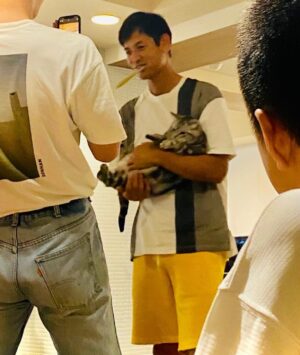 Ikki Sawamura Instagram - .
歯磨きか抱っこ、どちらかにしてください。

さん太も困ってる。

それよりも何よりも、黄色の短パンの方が気になりますか？笑