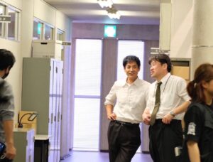 Ikki Sawamura Instagram - .
和気あいあい♪

誰とでも和気あいあいと話が出来る佐藤二朗氏。

現場には欠かせません。

#トクメイ