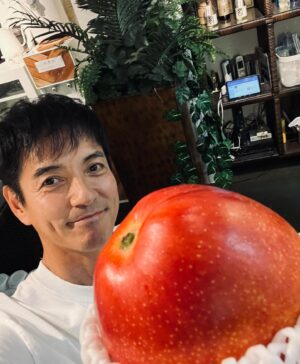 Ikki Sawamura Instagram - .
友人から頂いた、千葉の富津で獲れた無農薬のマンゴーです。

alonalonというNPO法人が農福連携(農業と福祉・障害を持った方々と連携して行う農業)で育てたという逸品！

インスタでは、とろけるような香りと甘みをお届け出来なくて残念ですが、僕のこのわざとらしい笑顔でなんとなく伝われば嬉しいです♪♪