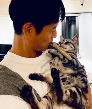 Ikki Sawamura Instagram - .
歯磨きか抱っこ、どちらかにしてください。

さん太も困ってる。

それよりも何よりも、黄色の短パンの方が気になりますか？笑