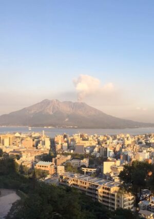 Ikki Sawamura Instagram - .
桜島の噴火をご存知ない方へ！

こんな感じで雄大です。

2014年10月24日に帰省した時にホテルの窓から撮ったものです。

噴煙に夕日が当たって燃えているように見える、カッコイイやつです。