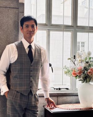 Ikki Sawamura Instagram - .
パリのように見えますが、渋谷区です♪
朝ドラの撮影に合流！
コレは1940年の設定で、スーツも生地から作って用意して頂きました。
感謝です！
#虎に翼