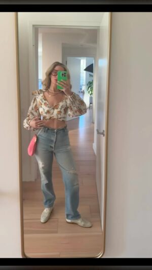 Ilana Becker Instagram - gm let’s get dressedddd! 🌪️