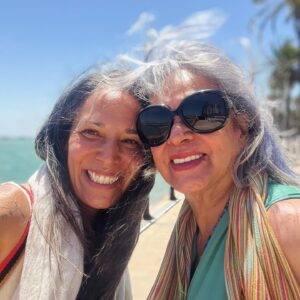 Ileanna Simancas Instagram - He muerto y renacido tantas veces en mi casi medio siglo… Pero he tenido la fortuna de tener a mi mamá lista para parirme una y otra vez… “Mágicamente” la vida la manda a mi lado cuando mas la necesito.

Este año una parte de mi está a punto de despegarse de este plano… una parte que tiene muriendo lenta pero evidentemente con la llegada de la pandemia… 

El virus que se metió en nuestra vida no solo vino a hacer una limpia planetaria… sino vino a arrancar de raíz la maleza de nuestras vidas… Vino ha hacernos un upgrade al sistema, y cada uno de nosotros verá pronto los resultados de su upgrade. 

Ha sido un proceso doloroso como toda muerte… pero esta vez ha sido diferente, porque consciente todo  se vive con mas calma, con mas aceptación y con mas amor. 

La madre humana que elegimos y la madre tierra están aquí para sostener nuestros renaceres, y a veces los hijos estamos para empujar los de ellos (padres). 

Gracias mamá por siempre ayudarme a renacer! Te Amo!!! 

Falta poco, lo siento… a veces tengo miedo y me quiero devolver… pero ya no hay vuelta atrás 🦋
@marthamijaresoficial