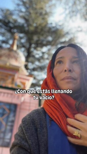 Ileanna Simancas Instagram - Cuando las cosas no van como queremos, ó no nos sentimos bien con nosotras mismas, es necesario detenernos y hacer un pequeño análisis de lo que estamos pensando, sintiendo ó incluso, necesitando. 

Sin embargo, todo esto del autoanálisis, autoevaluación y todo lo que requiera mirar hacia nuestro interior es una tarea que puede resultar  complicada; Y no porque al principio se requiera de mucho conocimiento en psicología -que ciertamente podría ayudar-  mas bien, porque por el solo hecho de decidir dedicarnos un rato a nosotras mismas, es donde empieza la complicación.

Hermana, complicate invirtiendo en ti… y para ello hoy te tengo dos opciones: Un retiro y un viaje 🧳 

Dejanos abajo la palabra RETIRO O VIAJE, la que te de mas curiosidad y hablemos al respecto. 

Feliz viernes #ileannasimancas