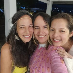 Ileanna Simancas Instagram - [SOSTENER]

No siempre se facilita. Se sostiene el espacio y es distinta la intención. Eres contención para los participantes, esto permite y sirve de medio para que el  facilitador haga su trabajo y mantener la coherencia con el resto del grupo. 

Es recibir al participante y acompañar su proceso, mientras chequeas su ritmo, cómo va sintiendo hasta llevarlo a través de su respiración, atender su mundo emocional hasta llevarlo a un lugar seguro.

No soy de rituales shamánicos, sí de lo sagrado de los círculos y el poder de la respiración y conexión espiritual con el alma.Sin embargo, @ileannasim es mi Amiga de infancia y claro que acepté estar con ella. 

Hace unos años Ile y yo nos conectamos para una sesión de NO COACHING para conversar sobre lo que para Ella le llamaba la atención y deseaba trabajar: "que quiénes viajaban con Ella y la seguían terminaran llamándola maestra." En aquel entonces le incomodaba, hoy día lo lleva amosoramente y con liviandad. ¡La celebro por abrazar su verdad! 

La maestría de cada UNO es nuestra propia sabiduría y experiencia de vida puesta en nuestro hacer. Qué  belleza ver cómo pasados los años reconozco a Ile, como una gran guía y Mujer granDIOSA, por su preparación y comodidad entregando lo que ha trabajado en sí misma y lo que tiene para dar.

Fue una ceremonia hermosa, fui testigo de transformación que viaja lento y profundo. Gracias por invitarme a tu comunidad que ya no sabe de fronteras, guardiana del cacao.

Me llevo la sesión de Breahthing para mi VIDA, la presencia aútil de @gracemaria.va y los espacios mágicos de @casawaku

Namasté amiga bella... Seguimos en comunidad.

#Ceremonia #Shanik #CírculoDePoder #LunaLlena #Espiritualidad #MujerPortal