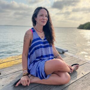 Ileanna Simancas Instagram - ¿Cómo amar sin perdernos y al mismo tiempo fundiéndonos en el amor? 

¿En una realidad tridimensional, cómo vivir en el presente, co-creando lentamente un futuro en perfecta alineación con el plan que siempre tuvo el universo, dando los pasos ya acordados porque la malla solo se abre cuando tu te atreves a saltar. Honrando el pasado vivido
sin que este se vuelva un ancla o un oscuro espejismo de miedos, sino un punto referencial de todo lo que podemos y hemos conquistado? 

¿Cómo amar, soñar, desear, y manifestar mientras al mismo tiempo nos desapegamos de la forma que tome el pastel una vez salga del horno de la pastelería del pueblo?

Retos del camino para avanzar… 

¿Hacia donde? 

No lo se… 

Pero el espiral venía de regreso a mi, riéndose de “mis conquistas espirituales teóricas” buscando ponerlas a prueba, porque de nada sirve la filosofía sino se comprueba en el laboratorio del complejo ser humano. 

¿Es elegir no amar al otro lado de la vida que el otro me muestra, o es elegir siempre el amor para seguir aprendiendo cómo es mantenerse en el alimento de Dios y no sucumbir ante su compañero “el dolor”, manifestado en sus múltiples caras del desamor humano? 

En el camino de la “consciencia” nos veo a todos con compleja ternura entre las ganas locas de amar como “sabemos” y amar como creemos “debe ser”… Mientras que la verdadera luz del amor mas allá del altar, esta en algún  lugar entre esos dos polos de tierra y cosmos, de miedo y deseo. De conciencia y corazon. 

Elegir el servicio a cuestas del amor, elegir el amor a cuestas del servicio. ¿Es eso siquiera posible? ¿Qué es el servicio si no se materializa en amor en todas nuestras relaciones? Eso seria como volver a creer que el rey del AMOR en la tierra no amó a Maria Magdalena, y que juntos caminaron haciendo eco de la unidad entre sus perfectas y complementarias polaridades…