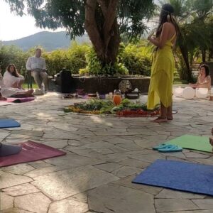 Ileanna Simancas Instagram - [SOSTENER]

No siempre se facilita. Se sostiene el espacio y es distinta la intención. Eres contención para los participantes, esto permite y sirve de medio para que el  facilitador haga su trabajo y mantener la coherencia con el resto del grupo. 

Es recibir al participante y acompañar su proceso, mientras chequeas su ritmo, cómo va sintiendo hasta llevarlo a través de su respiración, atender su mundo emocional hasta llevarlo a un lugar seguro.

No soy de rituales shamánicos, sí de lo sagrado de los círculos y el poder de la respiración y conexión espiritual con el alma.Sin embargo, @ileannasim es mi Amiga de infancia y claro que acepté estar con ella. 

Hace unos años Ile y yo nos conectamos para una sesión de NO COACHING para conversar sobre lo que para Ella le llamaba la atención y deseaba trabajar: "que quiénes viajaban con Ella y la seguían terminaran llamándola maestra." En aquel entonces le incomodaba, hoy día lo lleva amosoramente y con liviandad. ¡La celebro por abrazar su verdad! 

La maestría de cada UNO es nuestra propia sabiduría y experiencia de vida puesta en nuestro hacer. Qué  belleza ver cómo pasados los años reconozco a Ile, como una gran guía y Mujer granDIOSA, por su preparación y comodidad entregando lo que ha trabajado en sí misma y lo que tiene para dar.

Fue una ceremonia hermosa, fui testigo de transformación que viaja lento y profundo. Gracias por invitarme a tu comunidad que ya no sabe de fronteras, guardiana del cacao.

Me llevo la sesión de Breahthing para mi VIDA, la presencia aútil de @gracemaria.va y los espacios mágicos de @casawaku

Namasté amiga bella... Seguimos en comunidad.

#Ceremonia #Shanik #CírculoDePoder #LunaLlena #Espiritualidad #MujerPortal