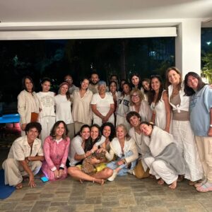 Ileanna Simancas Instagram - [SOSTENER]

No siempre se facilita. Se sostiene el espacio y es distinta la intención. Eres contención para los participantes, esto permite y sirve de medio para que el  facilitador haga su trabajo y mantener la coherencia con el resto del grupo. 

Es recibir al participante y acompañar su proceso, mientras chequeas su ritmo, cómo va sintiendo hasta llevarlo a través de su respiración, atender su mundo emocional hasta llevarlo a un lugar seguro.

No soy de rituales shamánicos, sí de lo sagrado de los círculos y el poder de la respiración y conexión espiritual con el alma.Sin embargo, @ileannasim es mi Amiga de infancia y claro que acepté estar con ella. 

Hace unos años Ile y yo nos conectamos para una sesión de NO COACHING para conversar sobre lo que para Ella le llamaba la atención y deseaba trabajar: "que quiénes viajaban con Ella y la seguían terminaran llamándola maestra." En aquel entonces le incomodaba, hoy día lo lleva amosoramente y con liviandad. ¡La celebro por abrazar su verdad! 

La maestría de cada UNO es nuestra propia sabiduría y experiencia de vida puesta en nuestro hacer. Qué  belleza ver cómo pasados los años reconozco a Ile, como una gran guía y Mujer granDIOSA, por su preparación y comodidad entregando lo que ha trabajado en sí misma y lo que tiene para dar.

Fue una ceremonia hermosa, fui testigo de transformación que viaja lento y profundo. Gracias por invitarme a tu comunidad que ya no sabe de fronteras, guardiana del cacao.

Me llevo la sesión de Breahthing para mi VIDA, la presencia aútil de @gracemaria.va y los espacios mágicos de @casawaku

Namasté amiga bella... Seguimos en comunidad.

#Ceremonia #Shanik #CírculoDePoder #LunaLlena #Espiritualidad #MujerPortal