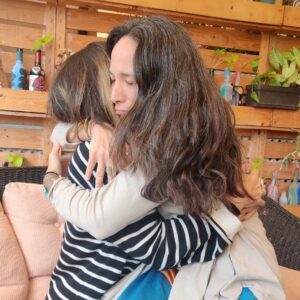 Ileanna Simancas Instagram - [SOSTENER]

No siempre se facilita. Se sostiene el espacio y es distinta la intención. Eres contención para los participantes, esto permite y sirve de medio para que el  facilitador haga su trabajo y mantener la coherencia con el resto del grupo. 

Es recibir al participante y acompañar su proceso, mientras chequeas su ritmo, cómo va sintiendo hasta llevarlo a través de su respiración, atender su mundo emocional hasta llevarlo a un lugar seguro.

No soy de rituales shamánicos, sí de lo sagrado de los círculos y el poder de la respiración y conexión espiritual con el alma.Sin embargo, @ileannasim es mi Amiga de infancia y claro que acepté estar con ella. 

Hace unos años Ile y yo nos conectamos para una sesión de NO COACHING para conversar sobre lo que para Ella le llamaba la atención y deseaba trabajar: "que quiénes viajaban con Ella y la seguían terminaran llamándola maestra." En aquel entonces le incomodaba, hoy día lo lleva amosoramente y con liviandad. ¡La celebro por abrazar su verdad! 

La maestría de cada UNO es nuestra propia sabiduría y experiencia de vida puesta en nuestro hacer. Qué  belleza ver cómo pasados los años reconozco a Ile, como una gran guía y Mujer granDIOSA, por su preparación y comodidad entregando lo que ha trabajado en sí misma y lo que tiene para dar.

Fue una ceremonia hermosa, fui testigo de transformación que viaja lento y profundo. Gracias por invitarme a tu comunidad que ya no sabe de fronteras, guardiana del cacao.

Me llevo la sesión de Breahthing para mi VIDA, la presencia aútil de @gracemaria.va y los espacios mágicos de @casawaku

Namasté amiga bella... Seguimos en comunidad.

#Ceremonia #Shanik #CírculoDePoder #LunaLlena #Espiritualidad #MujerPortal