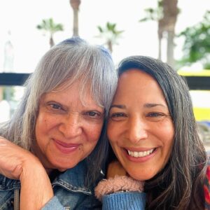 Ileanna Simancas Instagram - He muerto y renacido tantas veces en mi casi medio siglo… Pero he tenido la fortuna de tener a mi mamá lista para parirme una y otra vez… “Mágicamente” la vida la manda a mi lado cuando mas la necesito.

Este año una parte de mi está a punto de despegarse de este plano… una parte que tiene muriendo lenta pero evidentemente con la llegada de la pandemia… 

El virus que se metió en nuestra vida no solo vino a hacer una limpia planetaria… sino vino a arrancar de raíz la maleza de nuestras vidas… Vino ha hacernos un upgrade al sistema, y cada uno de nosotros verá pronto los resultados de su upgrade. 

Ha sido un proceso doloroso como toda muerte… pero esta vez ha sido diferente, porque consciente todo  se vive con mas calma, con mas aceptación y con mas amor. 

La madre humana que elegimos y la madre tierra están aquí para sostener nuestros renaceres, y a veces los hijos estamos para empujar los de ellos (padres). 

Gracias mamá por siempre ayudarme a renacer! Te Amo!!! 

Falta poco, lo siento… a veces tengo miedo y me quiero devolver… pero ya no hay vuelta atrás 🦋
@marthamijaresoficial
