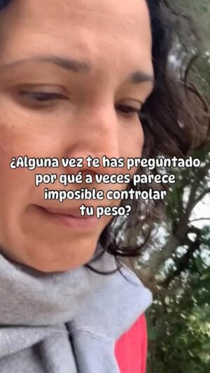 Ileanna Simancas Instagram - 🤔¿Alguna vez te has preguntado por qué a veces parece imposible controlar tu peso? 

La conexión entre nuestras emociones reprimidas o mal expresadas y los cambios de peso en el cuerpo es más profunda de lo que creemos.

📝Nuestro cuerpo es un reflejo de nuestra mente y nuestras emociones. Cuando reprimimos o mal expresamos nuestras emociones, estas se quedan atrapadas en nuestro cuerpo, manifestándose de diferentes maneras, una de ellas es a través del peso. Muchas veces recurrimos a la comida como una forma de lidiar con nuestras emociones, ya sea comiendo en exceso para calmar la ansiedad o evitando comer por completo como una forma de castigo.

👌Al aceptar nuestras emociones y permitirnos sentirlas plenamente, comenzamos a soltar esa carga emocional que se ha acumulado en nuestro cuerpo. 

✅A medida que nos liberamos de estas emociones reprimidas, empezamos a notar cambios en nuestro cuerpo. Es posible que comencemos a perder peso sin siquiera intentarlo, ya que estamos liberando esa energía negativa que se había quedado atrapada en nosotros.

Por esto y a petición de muchas que no lograron unirse en enero… 

📌 Vuelve nuestro “DETOX DE CUERPO Y ALMA” ahora Del 2 de junio al 3 de julio 2024 

Únete desde ya y reserva tu lugar. Déjanos aquí 👇🏻 la palabra DETOX para enviarte los detalles de nuestro retiro online. 
.
.
#Ileannasimancas #retirosholísticos #transformación #bienestar #salud #emociones #crecimientopersonal