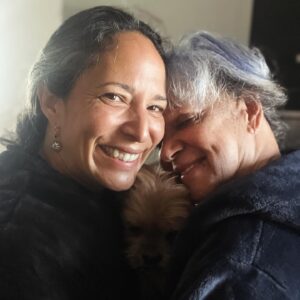 Ileanna Simancas Instagram - He muerto y renacido tantas veces en mi casi medio siglo… Pero he tenido la fortuna de tener a mi mamá lista para parirme una y otra vez… “Mágicamente” la vida la manda a mi lado cuando mas la necesito.

Este año una parte de mi está a punto de despegarse de este plano… una parte que tiene muriendo lenta pero evidentemente con la llegada de la pandemia… 

El virus que se metió en nuestra vida no solo vino a hacer una limpia planetaria… sino vino a arrancar de raíz la maleza de nuestras vidas… Vino ha hacernos un upgrade al sistema, y cada uno de nosotros verá pronto los resultados de su upgrade. 

Ha sido un proceso doloroso como toda muerte… pero esta vez ha sido diferente, porque consciente todo  se vive con mas calma, con mas aceptación y con mas amor. 

La madre humana que elegimos y la madre tierra están aquí para sostener nuestros renaceres, y a veces los hijos estamos para empujar los de ellos (padres). 

Gracias mamá por siempre ayudarme a renacer! Te Amo!!! 

Falta poco, lo siento… a veces tengo miedo y me quiero devolver… pero ya no hay vuelta atrás 🦋
@marthamijaresoficial