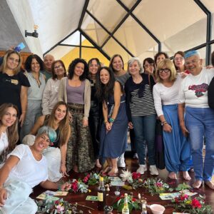 Ileanna Simancas Instagram - Yo hoy mas que a la mujer deseo celebrar la energía femenina en cada uno de los seres de esta tierra… en hombres y mujeres…

Mucho hablamos de celebrar a la mujer, ¿pero desde que angulo? Desde un patriarcado con una energía masculina descalabrada de lado y lado. Combatimos el machismo y la desigualdad con las mismas armas de quien llamamos “el opresor” quien no es mas que otra víctima de este mal de polaridades extremas. Olvidamos la naturaleza real del femenino, y la volvemos un femenino tan enfermo como un masculino que ha reinado la tierra por miles de años. 

Yo estoy rodeada desde niña por mujeres poderosas, por mas Lilith’s que Evas, mujeres super niñas que no necesitaban de nadie y que empoderadas en su masculino minimizaban las virtudes también majestuosas de nuestros hombres y el masculino en ellos. 

Creemos que el matriarcado seria la solución a los problemas del mundo, pero solo seria la otra polaridad de una moneda oxidada…. 

Estamos en otra era, una era que celebra las diferencias y busca la unidad dentro de la individualidad. 

Hemos confundido los derechos humanos básicos con el feminismo, hemos confundido tantas cosas … y entre confusion y confusion hemos perdido la balanza y el norte. 

Por eso, yo hoy lo que quiero es que todos atesoremos ese lado de nosotros que nutre, que crea, que cuida y hace una sopa de pollo al vecino enfermo… Ese lado que sabe que del caos nace un nuevo jardín, ese lado que se conecta con la oscuridad, con la naturaleza, que le habla a la luna, y huele las flores. El lado que fluye y se entrega a la vida y sus vueltas y curvas, y sabe recibir y esperar sin hacer. Ese lado que prepara una cena para la familia, rescata un animal herido y crea un hogar. Ese lado que cuida del otro, que concilia, que ve el todo y no las partes y por eso cree en la unidad. 

Ese lado esta en Eva, en Liliths, y en Adan… ese lado esta en ti, y en mi 💜

Feliz dia de la maravillosa energía femenina que me hace esta bella mujer 💜

#diadelamujer