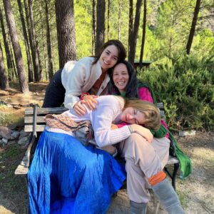 Ileanna Simancas Instagram - Yo hoy mas que a la mujer deseo celebrar la energía femenina en cada uno de los seres de esta tierra… en hombres y mujeres…

Mucho hablamos de celebrar a la mujer, ¿pero desde que angulo? Desde un patriarcado con una energía masculina descalabrada de lado y lado. Combatimos el machismo y la desigualdad con las mismas armas de quien llamamos “el opresor” quien no es mas que otra víctima de este mal de polaridades extremas. Olvidamos la naturaleza real del femenino, y la volvemos un femenino tan enfermo como un masculino que ha reinado la tierra por miles de años. 

Yo estoy rodeada desde niña por mujeres poderosas, por mas Lilith’s que Evas, mujeres super niñas que no necesitaban de nadie y que empoderadas en su masculino minimizaban las virtudes también majestuosas de nuestros hombres y el masculino en ellos. 

Creemos que el matriarcado seria la solución a los problemas del mundo, pero solo seria la otra polaridad de una moneda oxidada…. 

Estamos en otra era, una era que celebra las diferencias y busca la unidad dentro de la individualidad. 

Hemos confundido los derechos humanos básicos con el feminismo, hemos confundido tantas cosas … y entre confusion y confusion hemos perdido la balanza y el norte. 

Por eso, yo hoy lo que quiero es que todos atesoremos ese lado de nosotros que nutre, que crea, que cuida y hace una sopa de pollo al vecino enfermo… Ese lado que sabe que del caos nace un nuevo jardín, ese lado que se conecta con la oscuridad, con la naturaleza, que le habla a la luna, y huele las flores. El lado que fluye y se entrega a la vida y sus vueltas y curvas, y sabe recibir y esperar sin hacer. Ese lado que prepara una cena para la familia, rescata un animal herido y crea un hogar. Ese lado que cuida del otro, que concilia, que ve el todo y no las partes y por eso cree en la unidad. 

Ese lado esta en Eva, en Liliths, y en Adan… ese lado esta en ti, y en mi 💜

Feliz dia de la maravillosa energía femenina que me hace esta bella mujer 💜

#diadelamujer