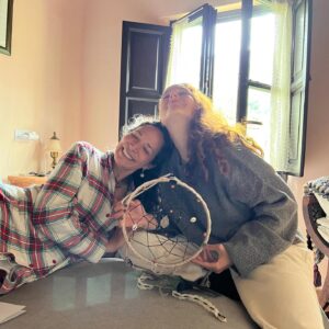 Ileanna Simancas Instagram - Yo hoy mas que a la mujer deseo celebrar la energía femenina en cada uno de los seres de esta tierra… en hombres y mujeres…

Mucho hablamos de celebrar a la mujer, ¿pero desde que angulo? Desde un patriarcado con una energía masculina descalabrada de lado y lado. Combatimos el machismo y la desigualdad con las mismas armas de quien llamamos “el opresor” quien no es mas que otra víctima de este mal de polaridades extremas. Olvidamos la naturaleza real del femenino, y la volvemos un femenino tan enfermo como un masculino que ha reinado la tierra por miles de años. 

Yo estoy rodeada desde niña por mujeres poderosas, por mas Lilith’s que Evas, mujeres super niñas que no necesitaban de nadie y que empoderadas en su masculino minimizaban las virtudes también majestuosas de nuestros hombres y el masculino en ellos. 

Creemos que el matriarcado seria la solución a los problemas del mundo, pero solo seria la otra polaridad de una moneda oxidada…. 

Estamos en otra era, una era que celebra las diferencias y busca la unidad dentro de la individualidad. 

Hemos confundido los derechos humanos básicos con el feminismo, hemos confundido tantas cosas … y entre confusion y confusion hemos perdido la balanza y el norte. 

Por eso, yo hoy lo que quiero es que todos atesoremos ese lado de nosotros que nutre, que crea, que cuida y hace una sopa de pollo al vecino enfermo… Ese lado que sabe que del caos nace un nuevo jardín, ese lado que se conecta con la oscuridad, con la naturaleza, que le habla a la luna, y huele las flores. El lado que fluye y se entrega a la vida y sus vueltas y curvas, y sabe recibir y esperar sin hacer. Ese lado que prepara una cena para la familia, rescata un animal herido y crea un hogar. Ese lado que cuida del otro, que concilia, que ve el todo y no las partes y por eso cree en la unidad. 

Ese lado esta en Eva, en Liliths, y en Adan… ese lado esta en ti, y en mi 💜

Feliz dia de la maravillosa energía femenina que me hace esta bella mujer 💜

#diadelamujer