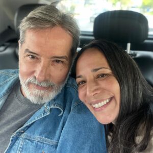 Ileanna Simancas Instagram - Esto es una mezcolanza extraña de mundos y sub-mundos en el país donde todo se cruza … hasta las emociones🥰

Viajeras, estudiantes, AMIGAS… entrelazada en mundos laborales inspirados en mi pasado, y a la vez en el camino que hoy transito. 

Amalgama del ayer y el hoy… De la niña y la mujer… Sazonando el momento entre lo personal, la misión, y mi Dharma… 

Mi Padre hermosamente de pronto se desparrama en todos mis escenarios en una extraña danza que se vislumbra al revés que lo conocido, donde parezco de pronto guiar el baile… de la hija del Simancas a “Los Simancas” … Donde puedo presentarlo orgullosa a los míos como mi papá en lugar de escuchar el tan familiar “ella es mi hija”. 

Los giros de la vida, que me permiten verme como profesional, amiga, hija, y trotamundos, todo en el breve espacio que abrió Panama para compartirnos! 

Quizá debería estar promocionando una bella charla que tendremos mañana en la Ciudad de las Artes de Panama a las 5pm… pero mi corazon siente muchas emociones abrazadas como para dedicar este post a ello… aunque si ¡ feliz ! allí los espero. 

Que dia tan inesperado … que sensación tan desconocida… Y así va de nuevo Panama con sus regalos. Gracias 💜💜💜

Y gracias amigas por venir a recibirnos! @lizdiazforero @yosoyisisbecerra @lorenanoriegasieiro @gisygonzalez @yesseniay.sanchez El mundo que #Lilithstravel ha creado es muy especial 💜