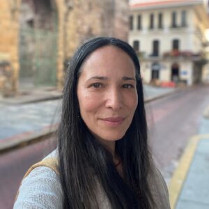 Ileanna Simancas Instagram - Esto es una mezcolanza extraña de mundos y sub-mundos en el país donde todo se cruza … hasta las emociones🥰

Viajeras, estudiantes, AMIGAS… entrelazada en mundos laborales inspirados en mi pasado, y a la vez en el camino que hoy transito. 

Amalgama del ayer y el hoy… De la niña y la mujer… Sazonando el momento entre lo personal, la misión, y mi Dharma… 

Mi Padre hermosamente de pronto se desparrama en todos mis escenarios en una extraña danza que se vislumbra al revés que lo conocido, donde parezco de pronto guiar el baile… de la hija del Simancas a “Los Simancas” … Donde puedo presentarlo orgullosa a los míos como mi papá en lugar de escuchar el tan familiar “ella es mi hija”. 

Los giros de la vida, que me permiten verme como profesional, amiga, hija, y trotamundos, todo en el breve espacio que abrió Panama para compartirnos! 

Quizá debería estar promocionando una bella charla que tendremos mañana en la Ciudad de las Artes de Panama a las 5pm… pero mi corazon siente muchas emociones abrazadas como para dedicar este post a ello… aunque si ¡ feliz ! allí los espero. 

Que dia tan inesperado … que sensación tan desconocida… Y así va de nuevo Panama con sus regalos. Gracias 💜💜💜

Y gracias amigas por venir a recibirnos! @lizdiazforero @yosoyisisbecerra @lorenanoriegasieiro @gisygonzalez @yesseniay.sanchez El mundo que #Lilithstravel ha creado es muy especial 💜