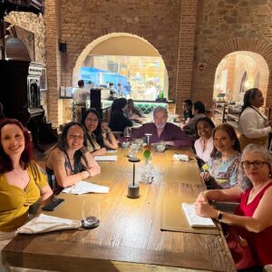 Ileanna Simancas Instagram - Esto es una mezcolanza extraña de mundos y sub-mundos en el país donde todo se cruza … hasta las emociones🥰

Viajeras, estudiantes, AMIGAS… entrelazada en mundos laborales inspirados en mi pasado, y a la vez en el camino que hoy transito. 

Amalgama del ayer y el hoy… De la niña y la mujer… Sazonando el momento entre lo personal, la misión, y mi Dharma… 

Mi Padre hermosamente de pronto se desparrama en todos mis escenarios en una extraña danza que se vislumbra al revés que lo conocido, donde parezco de pronto guiar el baile… de la hija del Simancas a “Los Simancas” … Donde puedo presentarlo orgullosa a los míos como mi papá en lugar de escuchar el tan familiar “ella es mi hija”. 

Los giros de la vida, que me permiten verme como profesional, amiga, hija, y trotamundos, todo en el breve espacio que abrió Panama para compartirnos! 

Quizá debería estar promocionando una bella charla que tendremos mañana en la Ciudad de las Artes de Panama a las 5pm… pero mi corazon siente muchas emociones abrazadas como para dedicar este post a ello… aunque si ¡ feliz ! allí los espero. 

Que dia tan inesperado … que sensación tan desconocida… Y así va de nuevo Panama con sus regalos. Gracias 💜💜💜

Y gracias amigas por venir a recibirnos! @lizdiazforero @yosoyisisbecerra @lorenanoriegasieiro @gisygonzalez @yesseniay.sanchez El mundo que #Lilithstravel ha creado es muy especial 💜