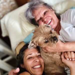 Ileanna Simancas Instagram - He muerto y renacido tantas veces en mi casi medio siglo… Pero he tenido la fortuna de tener a mi mamá lista para parirme una y otra vez… “Mágicamente” la vida la manda a mi lado cuando mas la necesito.

Este año una parte de mi está a punto de despegarse de este plano… una parte que tiene muriendo lenta pero evidentemente con la llegada de la pandemia… 

El virus que se metió en nuestra vida no solo vino a hacer una limpia planetaria… sino vino a arrancar de raíz la maleza de nuestras vidas… Vino ha hacernos un upgrade al sistema, y cada uno de nosotros verá pronto los resultados de su upgrade. 

Ha sido un proceso doloroso como toda muerte… pero esta vez ha sido diferente, porque consciente todo  se vive con mas calma, con mas aceptación y con mas amor. 

La madre humana que elegimos y la madre tierra están aquí para sostener nuestros renaceres, y a veces los hijos estamos para empujar los de ellos (padres). 

Gracias mamá por siempre ayudarme a renacer! Te Amo!!! 

Falta poco, lo siento… a veces tengo miedo y me quiero devolver… pero ya no hay vuelta atrás 🦋
@marthamijaresoficial