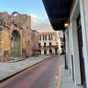 Ileanna Simancas Instagram - Esto es una mezcolanza extraña de mundos y sub-mundos en el país donde todo se cruza … hasta las emociones🥰

Viajeras, estudiantes, AMIGAS… entrelazada en mundos laborales inspirados en mi pasado, y a la vez en el camino que hoy transito. 

Amalgama del ayer y el hoy… De la niña y la mujer… Sazonando el momento entre lo personal, la misión, y mi Dharma… 

Mi Padre hermosamente de pronto se desparrama en todos mis escenarios en una extraña danza que se vislumbra al revés que lo conocido, donde parezco de pronto guiar el baile… de la hija del Simancas a “Los Simancas” … Donde puedo presentarlo orgullosa a los míos como mi papá en lugar de escuchar el tan familiar “ella es mi hija”. 

Los giros de la vida, que me permiten verme como profesional, amiga, hija, y trotamundos, todo en el breve espacio que abrió Panama para compartirnos! 

Quizá debería estar promocionando una bella charla que tendremos mañana en la Ciudad de las Artes de Panama a las 5pm… pero mi corazon siente muchas emociones abrazadas como para dedicar este post a ello… aunque si ¡ feliz ! allí los espero. 

Que dia tan inesperado … que sensación tan desconocida… Y así va de nuevo Panama con sus regalos. Gracias 💜💜💜

Y gracias amigas por venir a recibirnos! @lizdiazforero @yosoyisisbecerra @lorenanoriegasieiro @gisygonzalez @yesseniay.sanchez El mundo que #Lilithstravel ha creado es muy especial 💜
