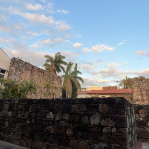 Ileanna Simancas Instagram - Esto es una mezcolanza extraña de mundos y sub-mundos en el país donde todo se cruza … hasta las emociones🥰

Viajeras, estudiantes, AMIGAS… entrelazada en mundos laborales inspirados en mi pasado, y a la vez en el camino que hoy transito. 

Amalgama del ayer y el hoy… De la niña y la mujer… Sazonando el momento entre lo personal, la misión, y mi Dharma… 

Mi Padre hermosamente de pronto se desparrama en todos mis escenarios en una extraña danza que se vislumbra al revés que lo conocido, donde parezco de pronto guiar el baile… de la hija del Simancas a “Los Simancas” … Donde puedo presentarlo orgullosa a los míos como mi papá en lugar de escuchar el tan familiar “ella es mi hija”. 

Los giros de la vida, que me permiten verme como profesional, amiga, hija, y trotamundos, todo en el breve espacio que abrió Panama para compartirnos! 

Quizá debería estar promocionando una bella charla que tendremos mañana en la Ciudad de las Artes de Panama a las 5pm… pero mi corazon siente muchas emociones abrazadas como para dedicar este post a ello… aunque si ¡ feliz ! allí los espero. 

Que dia tan inesperado … que sensación tan desconocida… Y así va de nuevo Panama con sus regalos. Gracias 💜💜💜

Y gracias amigas por venir a recibirnos! @lizdiazforero @yosoyisisbecerra @lorenanoriegasieiro @gisygonzalez @yesseniay.sanchez El mundo que #Lilithstravel ha creado es muy especial 💜