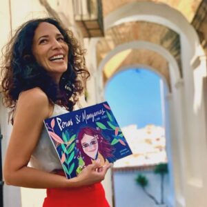 Ileanna Simancas Instagram - Escribir sana, ilumina, aclara, organiza la mente, limpia el alma, descarga el disco duro, desenreda la maraña mental y emocional, inmortaliza, ejercita la imaginación y la memoria, comunica, te hace vivir y revivir, remueve, une, enseña, comparte, expande, abre, junta, entrega, regala, es bondadoso, te vuelve creador … Escribir es un regalo que todos tenemos y pocos ejercemos…

Tres hojas matutinas pueden cambiar tu vida, puede ser el mejor terapeuta, maestro, consejero y coach… Allí puede conseguir las preguntas y sus respuestas y la mejor cura a la confusión! 

Ayer fue dia del libro, y si leer te hace mejor persona escribir te recuerda que Dios está dentro de ti! 

Aplauso de pie a todos los que con dedicación comparten su alma e imaginación en letras. 

No me considero escritora pero si comunicadora escrita, porque en las letras he conseguido mucha medicina para mi alma. 

Mi cuento esta en Amazon “Peras y Manzanas” si aun no lo tienes y en Venezuela está en @libreriarg … Es para todo niño de 8 a 100 años! 💜🌈

#díadellibro #bookday