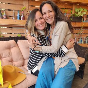 Ileanna Simancas Instagram - [SOSTENER]

No siempre se facilita. Se sostiene el espacio y es distinta la intención. Eres contención para los participantes, esto permite y sirve de medio para que el  facilitador haga su trabajo y mantener la coherencia con el resto del grupo. 

Es recibir al participante y acompañar su proceso, mientras chequeas su ritmo, cómo va sintiendo hasta llevarlo a través de su respiración, atender su mundo emocional hasta llevarlo a un lugar seguro.

No soy de rituales shamánicos, sí de lo sagrado de los círculos y el poder de la respiración y conexión espiritual con el alma.Sin embargo, @ileannasim es mi Amiga de infancia y claro que acepté estar con ella. 

Hace unos años Ile y yo nos conectamos para una sesión de NO COACHING para conversar sobre lo que para Ella le llamaba la atención y deseaba trabajar: "que quiénes viajaban con Ella y la seguían terminaran llamándola maestra." En aquel entonces le incomodaba, hoy día lo lleva amosoramente y con liviandad. ¡La celebro por abrazar su verdad! 

La maestría de cada UNO es nuestra propia sabiduría y experiencia de vida puesta en nuestro hacer. Qué  belleza ver cómo pasados los años reconozco a Ile, como una gran guía y Mujer granDIOSA, por su preparación y comodidad entregando lo que ha trabajado en sí misma y lo que tiene para dar.

Fue una ceremonia hermosa, fui testigo de transformación que viaja lento y profundo. Gracias por invitarme a tu comunidad que ya no sabe de fronteras, guardiana del cacao.

Me llevo la sesión de Breahthing para mi VIDA, la presencia aútil de @gracemaria.va y los espacios mágicos de @casawaku

Namasté amiga bella... Seguimos en comunidad.

#Ceremonia #Shanik #CírculoDePoder #LunaLlena #Espiritualidad #MujerPortal