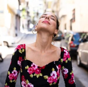 Ilianna Mavromati Instagram - Interview to @stylianosou for @cnngreece 
.
https://www.cnn.gr/style/politismos/story/386616/h-iliana-mavromati-mas-eksigei-poso-dyskolo-einai-na-eisai-nea-gynaika-kai-ithopoios-simera
.
Photos by @nikosraz 
.
#dodekatinyxta #theatrotechnis #theatre #actor #acting #twelfthnight #shakespeare #photoshoot #interview #cnngreece #joy #inspiration #lovelife #lovemyjob #lovemycoworkers 
.
@theatro_technis_official @paniktheaterproductions