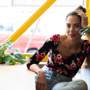 Ilianna Mavromati Instagram - Interview to @stylianosou for @cnngreece 
.
https://www.cnn.gr/style/politismos/story/386616/h-iliana-mavromati-mas-eksigei-poso-dyskolo-einai-na-eisai-nea-gynaika-kai-ithopoios-simera
.
Photos by @nikosraz 
.
#dodekatinyxta #theatrotechnis #theatre #actor #acting #twelfthnight #shakespeare #photoshoot #interview #cnngreece #joy #inspiration #lovelife #lovemyjob #lovemycoworkers 
.
@theatro_technis_official @paniktheaterproductions