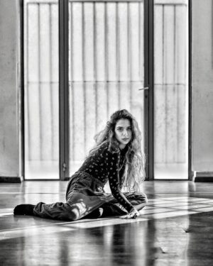 Ilianna Mavromati Instagram - Ατομικά μαθήματα υποκριτικής και προετοιμασίας για τις εξετάσεις των δραματικών σχολών που θα διεξαχθούν το φθινόπωρο του 2023 /Ομαδικο μάθημα αυτοσχεδιασμού Ιούνιος 2023

Η ηθοποιός Ηλιάνα Μαυρομάτη ανακοινώνει την έναρξη ατομικών μαθημάτων υποκριτικής και προετοιμασίας, όσων ενδιαφέρονται να δώσουν εισαγωγικές  εξετάσεις  σε δραματικές σχολές. Τα μαθήματα θα διεξαχθούν μέσα στο διάστημα Ιούλιος - Οκτώβριος 2023. 

Τα μαθήματα ομαδικού αυτοσχεδιασμού, απευθύνονται σε επαγγελματίες και ερασιτέχνες ηθοποιούς, σπουδαστές δραματικών σχολών όπως και σε καθένα που επιθυμεί να έρθει σε επαφή με τον κόσμο του θεάτρου.

Οι συμμετέχοντες, μέσα από τεχνικές αυτοσχεδιασμού με λόγο και δράση, εμπνευσμένες από την παράδοση του Κ. Στανισλάβσκι και τη διδασκαλία του πάνω στην Τέχνη του Ηθοποιού, θα καλλιεργήσουν τρόπους προσέγγισης ενός ρόλου, θα αναπτύξουν τα εκφραστικά τους μέσα, τη σκηνική τους παρουσία και επικοινωνία.

Απώτερος στόχος, η απελευθέρωση της δημιουργικότητας, της φαντασίας και της σκηνικής πρωτοβουλίας του ηθοποιού.

Το πρόγραμμα του ατομικού μαθήματος προετοιμασίας ορίζεται από κοινού με τον υποψήφιο σπουδαστή.

Ιούλιος 2023 - Οκτώβριος 2023

Ομαδικό τμήμα για αρχάριους, φοιτητές δραματικών σχολών και νέους ηθοποιούς.

Μάρτιος 2023 – Ιούνιος 2023, κάθε Σάββατο 18:00-21:30

Για περισσότερες πληροφορίες παρακαλώ στείλτε άμεσο μήνυμα (DM).

Photo by @apostolis_photography

#studio #impro #improvisation #actingclass #acting #actor #inspiration #joy #actingclassathens