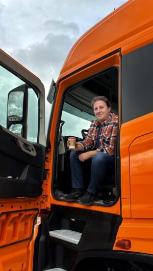 İlker Ayrık Instagram - Bir çocukluk hayali… Hayaldi, gerçek oldu… Yolların ustası, bu projenin hastasıyım… Çok yakında @fordtruckstr YouTube kanalında…