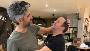 İlker Ayrık Instagram - En güzel sarılmalardan biri...
14 Mart 2022 | Londra

-Müjdat Gezen Sanat Merkezi'ndeki öğrencilik serüvenimizin en büyük kahramanlarından biri olan Mustafa Alabora Hocamız'ın doğum gününe sürpriz yapmak için gittim. Çağırdığı taksinin şöförü gibi araçtan çıktım ve olanlar oldu. Onu mutlu edebilmek benim için büyük bir keyif, onunla zaman geçirmek büyük bir gurur, öğrencisi olmak ise bir onur... İyi ki doğdun Hocam, iyi ki varsın...

-Bir diğer mutluluk da Mehmet Ali'yi yıllar sonra görmek... Birbirimizi o kadar özlemişiz ki... Ve anlıyorum ki bir arkadaş bir arkadaşını ancak bu kadar özler, arkadaş özlemi ancak bu kadar olur... İyi ki varsın aslanım benim. Seni çok seviyorum.

-Kısacık bir yolculukta tarifsiz mutluluk yaşadım. Bu mutluluğu organize etmek için bana suç ortaklığı yapan Banu'ya ve her zaman her yolda yan yana yürüdüğüm sevgili eşim Sanem'e çok teşekkür ederim. Nice yollarımız, nice mutluluklarımız olsun...

#mustafaalabora @ziverbeymsm @memetalialabora @banuzeytinoglu #aynıköşkünçocuklarıyız
