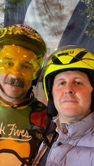 İlker Ayrık Instagram - Hangi aracı kullanırsam kullanayım mutlaka Şevket Abi ile turlarım. Kah scooter🛵 kah TIR🚛… 🤣🤣🤣 Kaptanın Yeri’nde 4. bölüm konuğum @sevketcoruh Şevket Abi menemen konusunda tartışmayı alevlendirdi. Herkes safını belli etsin. Şevketçiler ve diğerleri… Ğı ğı ğı ğı ğı @fordtruckstr
