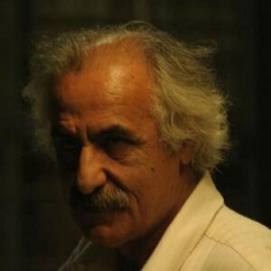 İlker Ayrık Instagram - 1997 senesinde Ressam Ferit Abi’nin çırağı olarak atölyeye girdim. Henüz 18 yaşındaydım ve İstanbul’da sadece 1 ay geçirmiştim. Oyuncu olabilmek için Kadıköy Halk Eğitim Merkezi’nde tiyatro kursunda öğrenci olmuş diğer yandan da atölyede işe başlamıştım. Daha ortada Müjdat Gezen Sanat Merkezi’nin M’si yok. Ama hayali vardı… 

Atölyede mozaik, vitray, rölyef gibi bir çok iş yaptık. İlk günden bu güne 25 sene geçmiş. Ferit Abi önce ustam oldu. Sonra arkadaşım, dostum, yoldaşım, hocam oldu. Büyüdüm oğlum oldu. İsmine Ferit dedim, oğlumun isim babası oldu. Oğluma dede, atölyeye gelip giden tüm dostlara baba oldu. 

Bugün Ferit Abi’yi toprağa koymanın tarifsiz acısı içindeyim. 9 yaşında babamı kaybettiğimde çocukluğumu da kaybetmiştim. Bugün de ilk gençliğimle vedalaştım sanırım.

Hayır. Bu, trajik bir paylaşım değil. Tam tersine Ferit Abi’nin aklı, kalbi ve tüm yaşamı gibi umut dolu, aydınlık bir mesaj. Hayatımızı çeviren, bize yol gösteren, abilik, babalık, annelik, yarenlik yapan tüm kişiler iyi ki varlar. Bizler, hep beraber bunun kıymetini bilmeliyiz. Nasıl olsa göçüp gidiliyor buralardan, geriye ne bırakacağımıza -becerebiliyorsak- dikkat etmeliyiz. 

Bugün Ferit Abi, Gülseli Abla’ya kavuştu. Ardında iki güzel kardeşim Ali ve Memo kaldı. Ben de anlatacak çok şeyi olan ama söyleyecek çok sözü olmayan bir haldeyim. Ancak yarın sabah az ama öz olan ustalarım ve dostlarımla, beni seven, büyüten, bana çok emek büyüklerimle ve ailemle daha fazla vakit geçirmek için uyanacağım. Buna çabalayacağım ve bunun yollarını arayacağım…

Belki sizde de bu hissi yaratabilirim, siz de öyle yaparsınız diye yazdım. Bu sebeple duygularımı ve bu yazıyı paylaştım…

Tüm kalbimle…