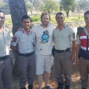 İlker Ayrık Instagram - Hem 30 Ağustos Zafer Bayramı hem de Kurban Bayramı... Bayram sabahı Artur Jandarma Karakolu... Bayramlaştık... Sağolun, varolun... #artur #iyibayramlar #kaftsoul #pervasızyapım #pervasizyapim #ilkerayrık #ilkerayrik