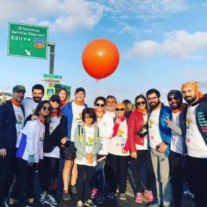 İlker Ayrık Instagram - Karşınızda @gulmekiyilestirir Derneği için koşan @pervasizyapim ‘in Pervasız Koşu Takımı. Hatta fotoğrafa giremeyen daha fazla koşucumuz var. Bizler bugün, 11.11.2018 tarihinde, kanser tedavisi gören çocuklar için açtığımız hijyenik oyun merkezinin geleceği için, çocukların gülücükleri için koştuk. Mütevazı katkımıza fırsat veren başta @aslibastiyali olmak üzere tüm @gulmekiyilestirir gönüllülerine teşekkürler. Pervasız Koşu Takımı’na da sarılıyorum. Daha çok maratonlar koşmak üzere... @esinguler1 @akinemanet @serramuu @cagilaydemir @aktasfirat @ozcanmurat @banuergenekon @aykutsemerci1 @admturker @yazganmerve  @sumeyyebozdemir @psarikayaaa #kurguspor @mserdarfirat @serhatsari @sanembag