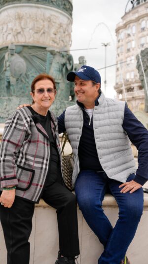 İlker Ayrık Instagram - Anneler Günü için hazırladığımız programla güne bir hatıra bırakmak isterim. Tüm annelerimizin, anne adaylarının Anneler Günü’nü kutlarım. Değerli Annem’i ellerinden, Canım Ablam’ı gözlerinden ve tabi ki beni “Baba” yapan güzel eşimi kalbinden öper sarılırım. 

Babasız büyümüş biri olarak Babalar Günü hep sevimsiz geçer. Bilirim. Baba olunca durum biraz değişmiş olsa da yine tatlı bir hüznü, bir tortusu kalıyor elbette. Annesini kaybetmiş değerli dostları incitmek istemem ama bugün bu paylaşımı yapmak biraz da boynumun borcu… Bu vesileyle ebediyete uğurladığımız annelerimizin ruhuna da huzur temenni ederim. Mekanları cennet olsun…

Tüm evlere sağlık, dirlik, düzen ve güleryüz diliyorum.