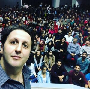İlker Ayrık Instagram - Doğu Akdeniz Üniversitesi öğrencilerine çok teşekkür ederim. Efsaneydik! Yine geleceğim. Ses verin yeter... 👊👊👊 Sinema klübü ve @umitemir size özellikle teşekkürler... @pervasizyapim @pervasiztiyatro