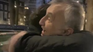 İlker Ayrık Instagram - En güzel sarılmalardan biri...
14 Mart 2022 | Londra

-Müjdat Gezen Sanat Merkezi'ndeki öğrencilik serüvenimizin en büyük kahramanlarından biri olan Mustafa Alabora Hocamız'ın doğum gününe sürpriz yapmak için gittim. Çağırdığı taksinin şöförü gibi araçtan çıktım ve olanlar oldu. Onu mutlu edebilmek benim için büyük bir keyif, onunla zaman geçirmek büyük bir gurur, öğrencisi olmak ise bir onur... İyi ki doğdun Hocam, iyi ki varsın...

-Bir diğer mutluluk da Mehmet Ali'yi yıllar sonra görmek... Birbirimizi o kadar özlemişiz ki... Ve anlıyorum ki bir arkadaş bir arkadaşını ancak bu kadar özler, arkadaş özlemi ancak bu kadar olur... İyi ki varsın aslanım benim. Seni çok seviyorum.

-Kısacık bir yolculukta tarifsiz mutluluk yaşadım. Bu mutluluğu organize etmek için bana suç ortaklığı yapan Banu'ya ve her zaman her yolda yan yana yürüdüğüm sevgili eşim Sanem'e çok teşekkür ederim. Nice yollarımız, nice mutluluklarımız olsun...

#mustafaalabora @ziverbeymsm @memetalialabora @banuzeytinoglu #aynıköşkünçocuklarıyız