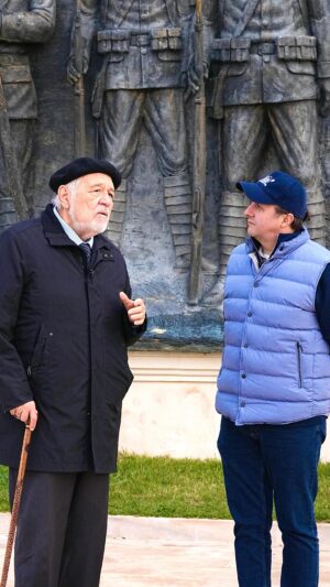 İlker Ayrık Instagram - Slogan değil rapordur: Çanakkale Geçilmez! Her zaman saygı ve minnetle andığımız Çanakkale Şehitleri için özel bir bölüm oldu. İlber Ortaylı Hocam da geldi ve şeref verdi… Ülkemizdeki tüm okulların, öğrencilerin ziyaret etmesi, öğrenmesi ve daha da öte hissetmesi gereken bir yerleşke Çanakkale. Bir öğrenci sınav verecekse sınavını Çanakkale’den vermeli. Çünkü vatan sevgisi dersi bu topraklarda yazılmış olmalı. Bu vatanın ne kadar zor kazanıldığının, savunulduğunun, korunduğunun en önemli coğrafyası… Ulu Önder Gazi Mustafa Kemal Atatürk’ün, silah arkadaşlarının ve tüm kahraman Mehmetçik’in ruhları şad olsun…