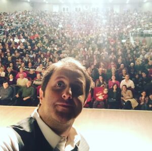 İlker Ayrık Instagram - Teşekkürler Çanakkale!.. Gelen 1500 kişiye tek tek teşekkür... #acayiptipler oynadık. Ne iyi ettik... @pervasizyapim