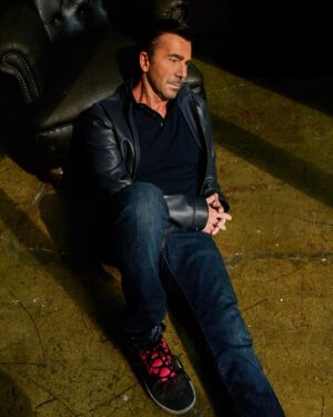 İlker İnanoğlu Instagram - NELER DÜŞÜNÜYORUM KİMBİLİR 🎭🎥🎬WHAT AM I THINKING I WONDER #tv #film #sevgi #huzur #bereket #başarı #hayat #istanbul #miami #losangeles #peace #health #wealth #success #love ❤️🙏🧿